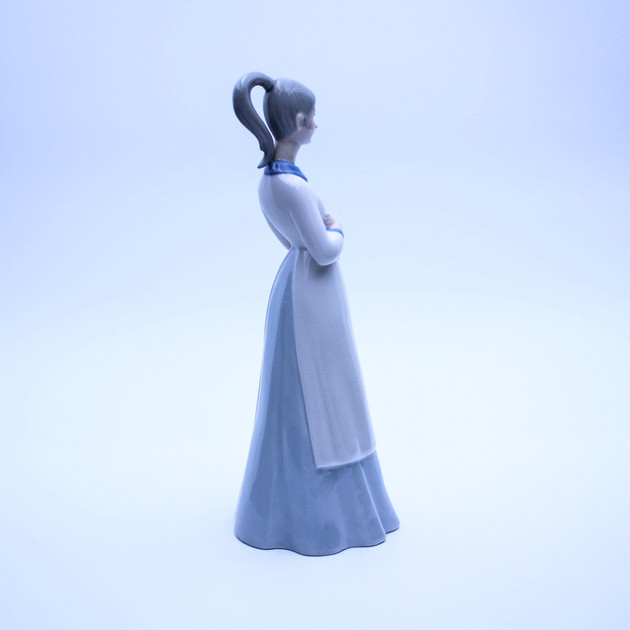 Springtime Serenity – Lladró-Style Porcelain Girl Holding Flowers