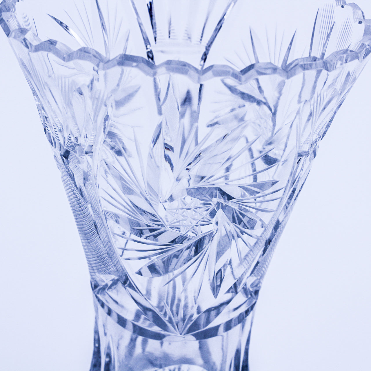 Vintage Crystal Vase with Floral & Pinwheel Cut Design – Elegant & Timeless Decor